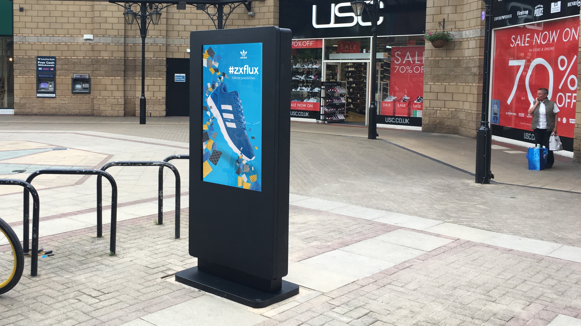 Outdoor LCD display in shopping centers